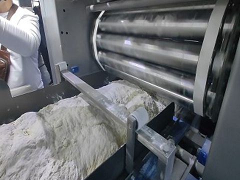 Stress-free dough extruder